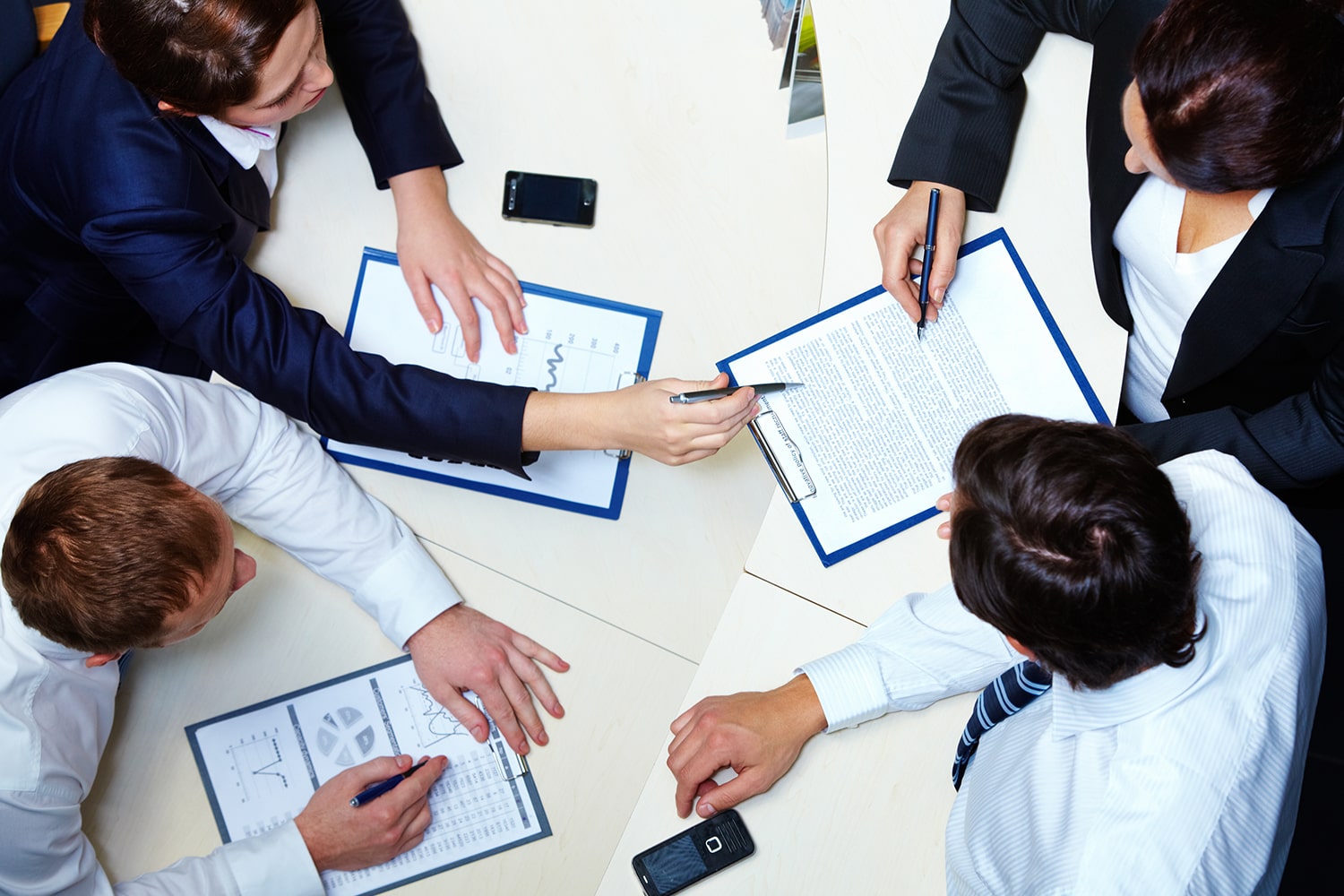 Groupe de personnes en train de travailler ensemble